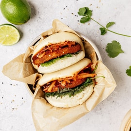 Baobun met crispy NoChickenburger, kimchi en tonkatsusaus